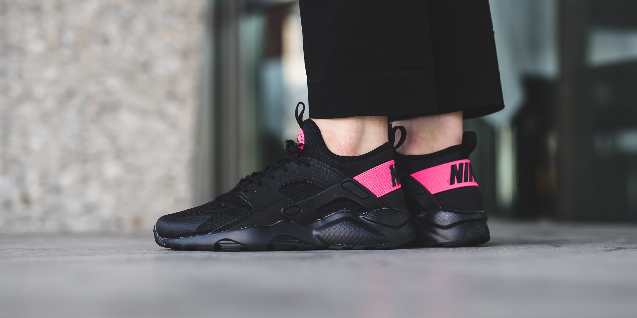 nike huarache black and pink