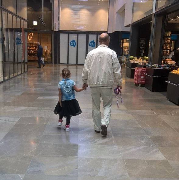 Wat mooi! Linda: 'Mijn vader heeft alzheimer. Zijn kleindochter sleept hem overal doorheen. Samen zijn ze één.' 💕