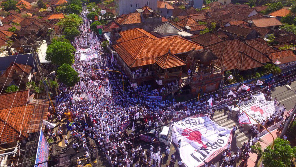 Setiap saat masyarakat adat bergiliran turun untuk mengingatkan Pemerintah <a href="/jokowi/">Joko Widodo</a> kalau Bali tolak reklamasi.