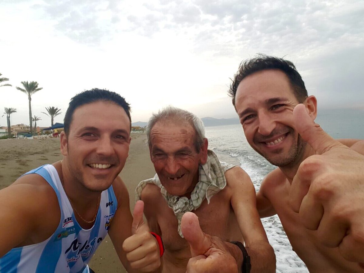 JaviGonzalezPH's tweet photo. ¡Sorpresa!... Qué alegría después del entreno encontrarnos a #SuperPaco en la playa.Todo un ejemplo a seguir.#Málaga https://t.co/Jp4okA6Qbr