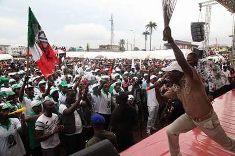 Public office holders should be banned from excess Alcohol...Na to pull boxers remain o...
See Edo state Governor