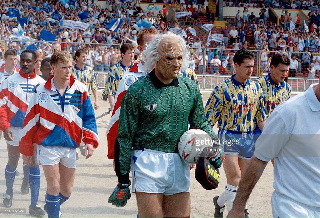 OldFootball11's tweet photo. #PUFC goalkeeper #FredBarber wearing a mask as he walks out at #Wembley prior to the play-off Final (1992). https://t.co/mwQ34ZRoao