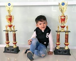 de san emang lucu, kalo ganteng masi gue yg menang lah. ya ga?😝