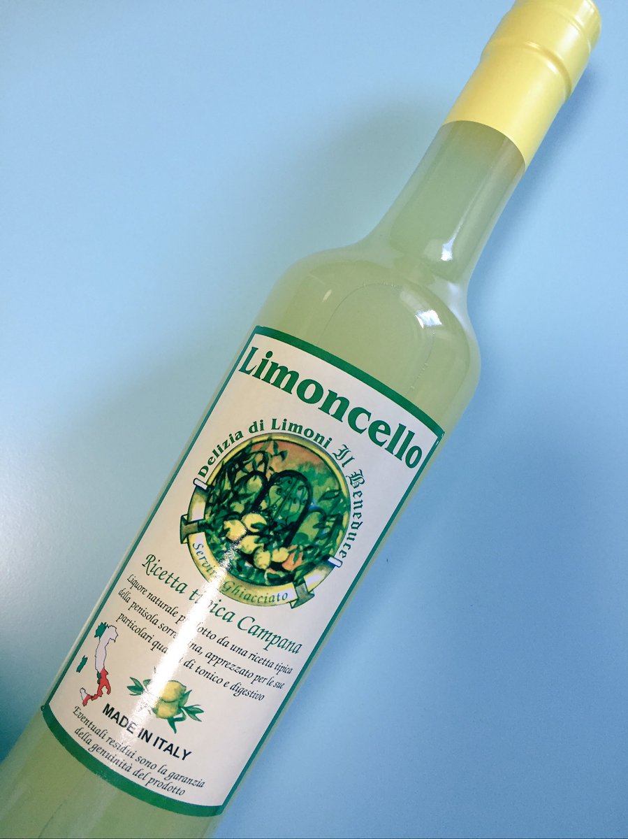 T_Aldini's tweet photo. イタリアの家庭では自家製のリモンチェッロを作るのも珍しくはないが…無農薬のレモンを手に入れないといけないからな。
手作りには劣るが市販品を使うのも手だろう！ということで市場調査も兼ねて買って来たよ！��日はこれでパンナコッタを作ろうか https://t.co/M8obtQVLSB