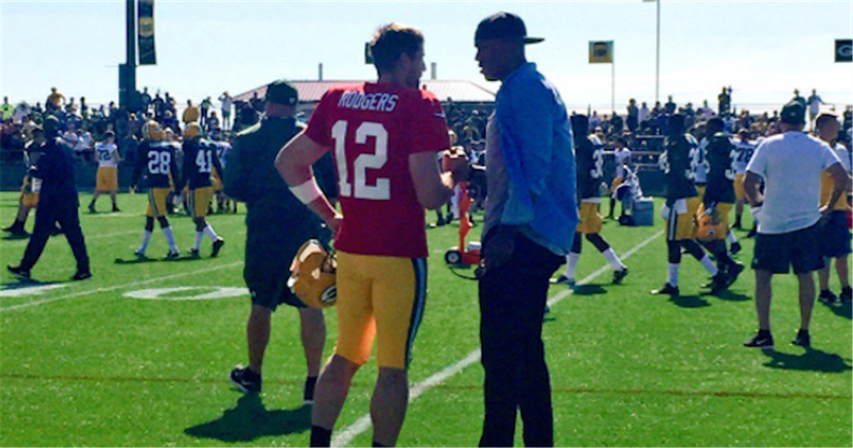 zesty_packers's tweet photo. Former Packers TE #JermichaelFinley takes in Saturday practice https://t.co/OYNl6KvUMc https://t.co/09cUGvz2G6