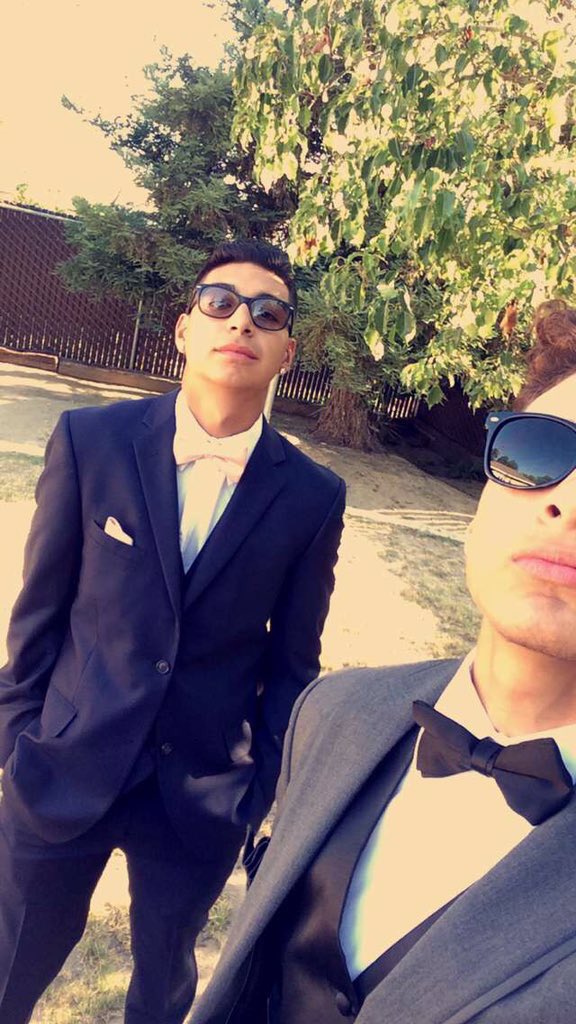 ValleyCuties5's tweet photo. @andrewmendoza24  on the left and @the_beast_dino  on the right kingsburg high https://t.co/vEE8UyVi1j