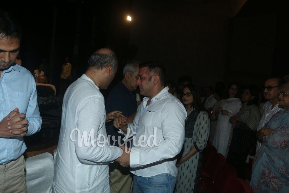 AbdulsameerD's tweet photo. #SundayWithSULTAN #SalmanKhan breaks into tears at the prayer meet of Mr. Rajat Barjatya ji. https://t.co/BhM6FltwP9