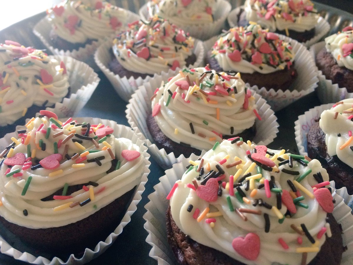 ManonJkm's tweet photo. Petite fournée de cupcake 👌🏻 Prête pour @LMP_M6 ! Merci à mon commis @LrxAlice 😘 https://t.co/ewVsp8N6WI