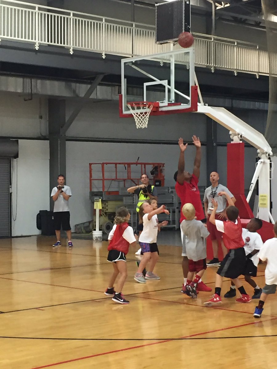 willh79320's tweet photo. #experience @YogiFerrell11 @ProCamps  thx Yogi for taking time for all these kids! https://t.co/9DNkPQQeVO