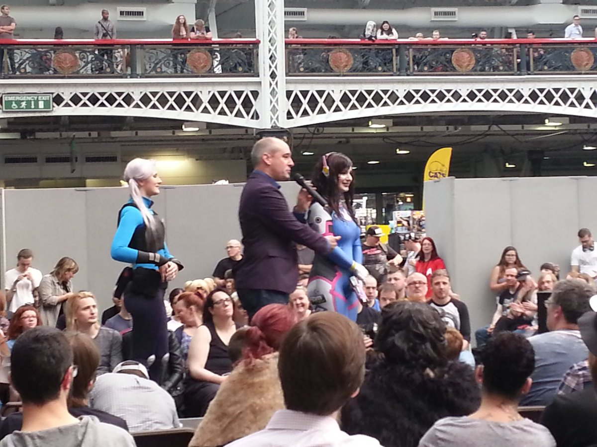 DarkCleoPro's tweet photo. .@Matt_Andrews introducing our #cosplay judges! @CalypsenCosplay @Calamity_Connor #VanHelenCosplay #LFCC16 https://t.co/5ocRnSiObU