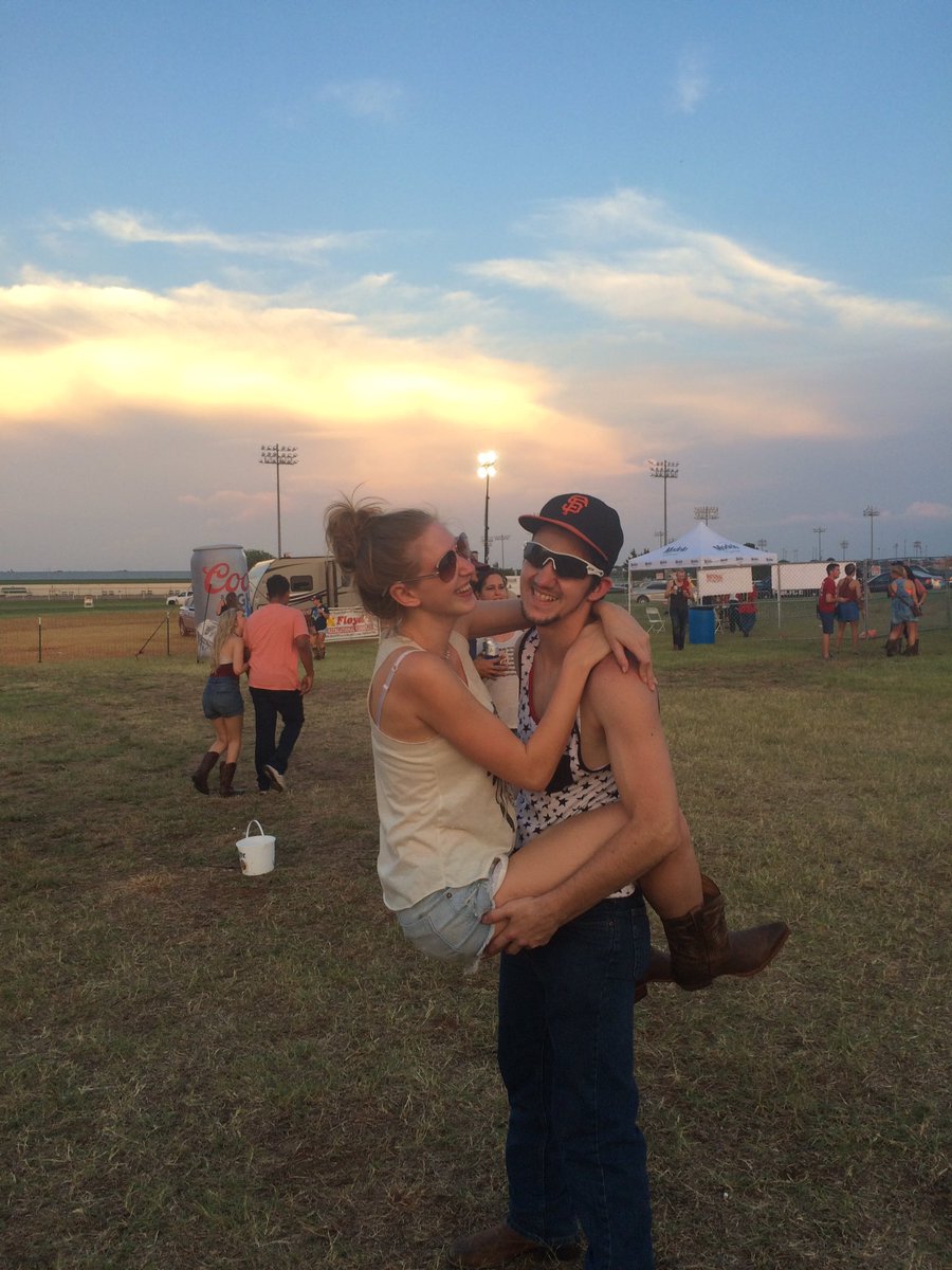 mikaylakennell's tweet photo. Rode in a hot air balloon, kissed my honey, and listened to good music #JakeJam2016 https://t.co/VkBRyW3fi3