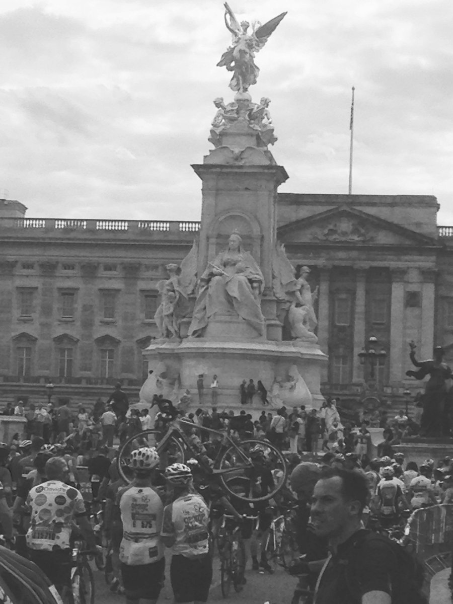 wordsandwheels's tweet photo. Will people ever get tired of lifting their bikes above their head ? #RideLondon @HannahMReynolds @CyclistaEmily https://t.co/dfGd6DttJ3