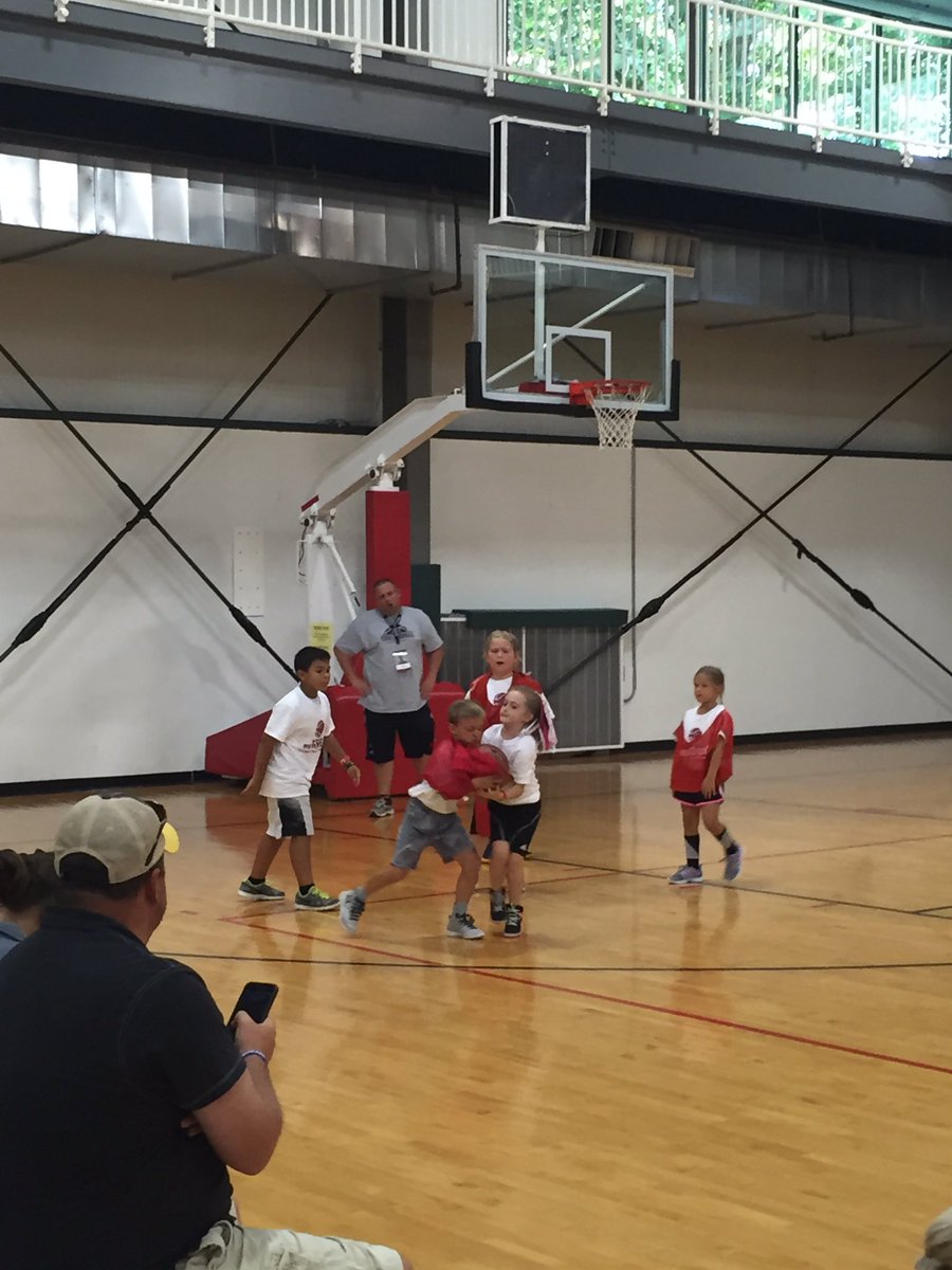 willh79320's tweet photo. #experience @YogiFerrell11 @ProCamps jumpball!! https://t.co/VAzyhFaOaU