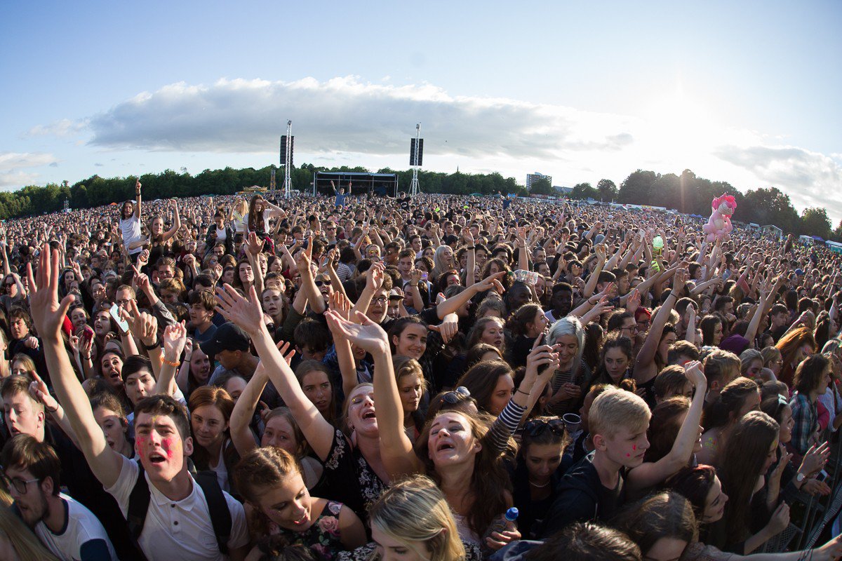 Getintothis's tweet photo. The Wombats to stilt walkers, ponchos &amp; picnics, here's @GetintothisHQ top #LIMF16 pictures: https://t.co/xqyJeOeSBZ https://t.co/UWvf306Y3m
