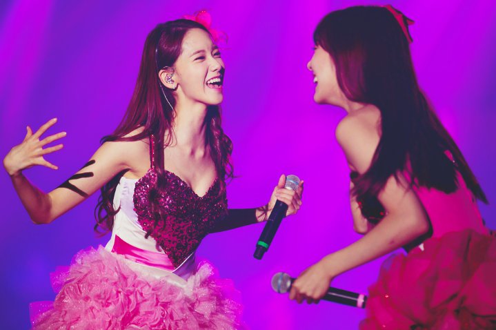 AllAboutYoona's tweet photo. YoonFany moments at Girls &amp; Peace Tour😂 #QueenTiffanyDay #Happy28thTiffanyDay https://t.co/WwtwVgDm0j