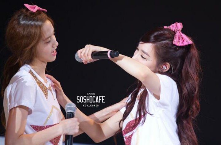 AllAboutYoona's tweet photo. YoonFany moments at Girls &amp; Peace Tour😂 #QueenTiffanyDay #Happy28thTiffanyDay https://t.co/WwtwVgDm0j