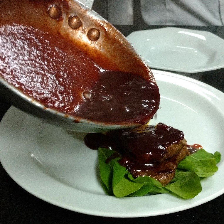 chefduducamargo's tweet photo. filé grelhado com reduçao de vinho tinto e goiabada na cozinha do @dudubarofici... https://t.co/rKlOzqdajV https://t.co/DZHioVydoQ