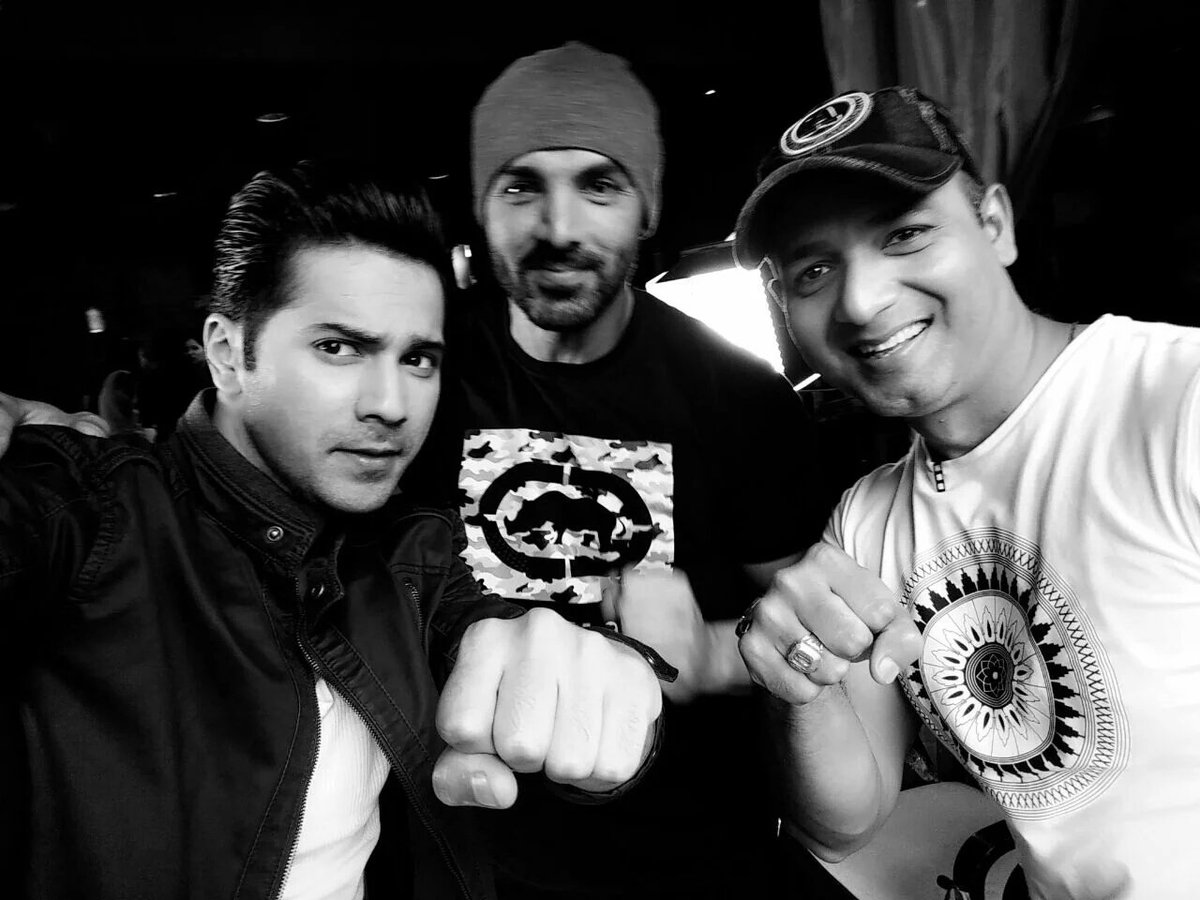 aditiborahaebts's tweet photo. #DishoomWinningHearts #dishoompose👊👊 https://t.co/dmqM1VuSLQ