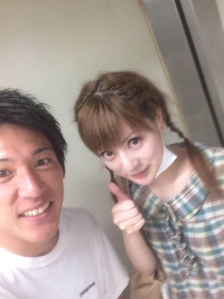 岩井 脩馬 佐日会からの池袋で芸人の 小杉まりも さんにあった Tvと変わらず変わってるひとだったけどめちゃいいひとだった お友達シールもらっちゃった 笑 そして写真撮ろう言われて撮ったけど顔でか際立った 悔