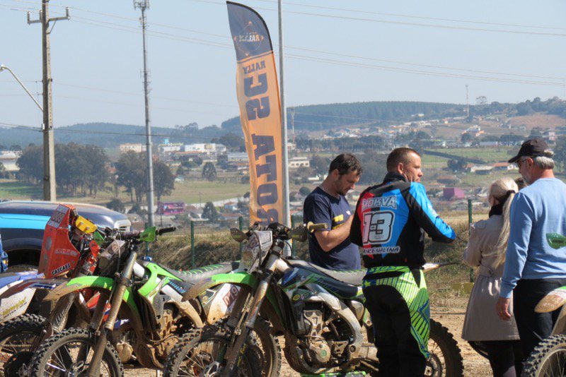 rallybroficial's tweet photo. Nova parcial com Maurício Neves (UTV) liderando na geral do dia. Primeiros competidores das motos no apoio #RotaSC https://t.co/YqwQOwyRvz