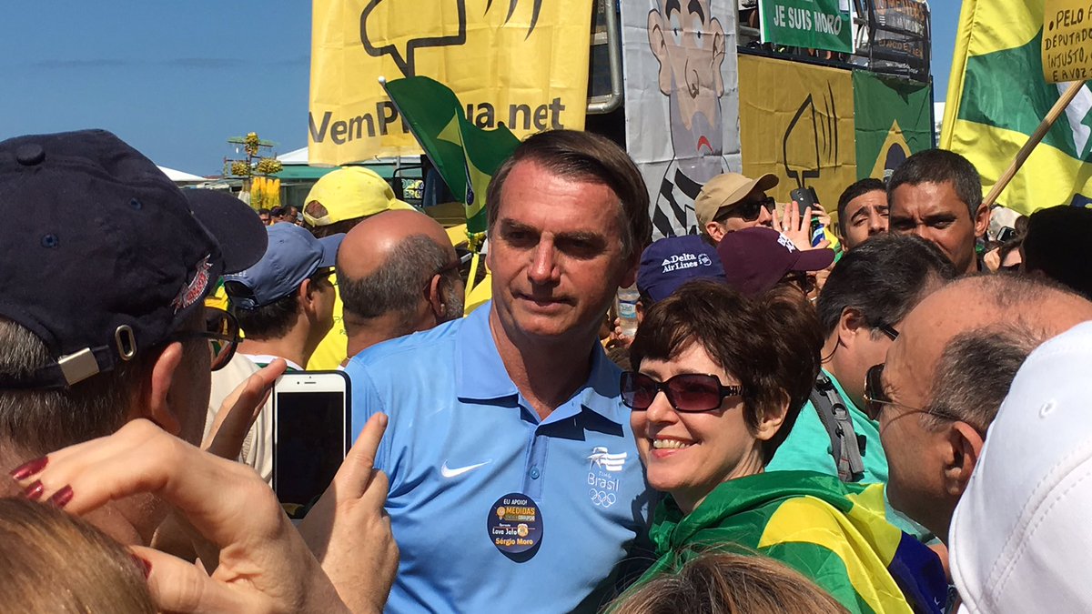 Bolsonaro marca presença na manifestação aqui em Copacabana. Gostem ou não, uma coisa é certa: não tem medo de povo. 