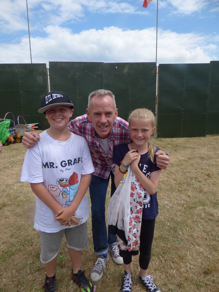 Upfest's tweet photo. Our mate robbie rockin his #MrGraff T alongside @FatboySlim at @CampBestival this weekend! Spreading the love! https://t.co/FRIf6uVyuv