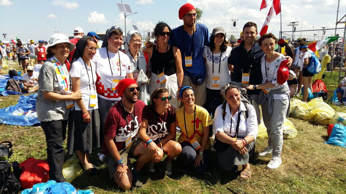 fundesmontal's tweet photo. Alegría en #escolapias por haber participado en #JMJCracovia2016 https://t.co/9P3syF7Gfj
