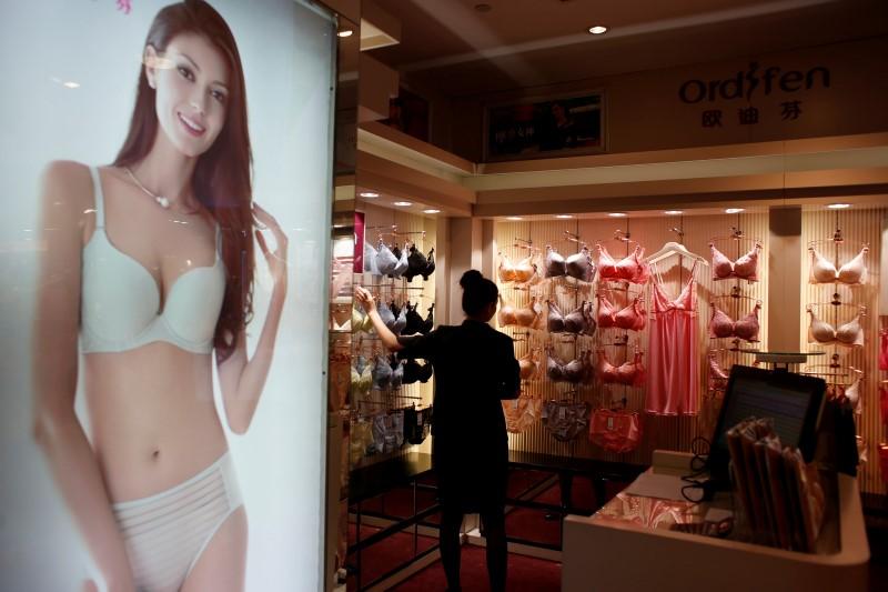 Alphamasters's tweet photo. Bottom line: brands chase China's high-end lingerie market https://t.co/kFxhLWcS5P https://t.co/d3ZGko9Dlm