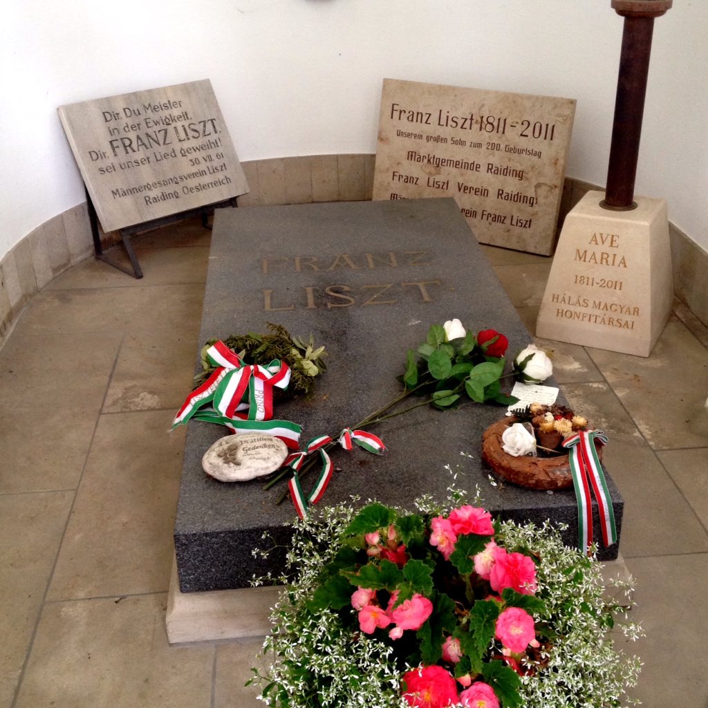 inter_mezzo's tweet image. Floral tributes at Liszt's Bayreuth grave on the 130th anniversary of his death
