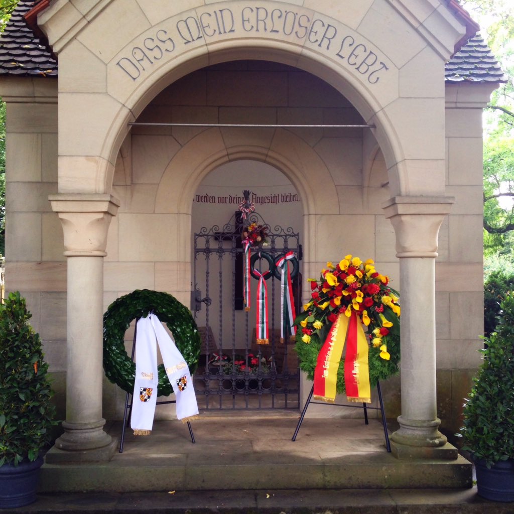 inter_mezzo's tweet image. Floral tributes at Liszt's Bayreuth grave on the 130th anniversary of his death