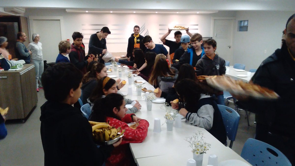 DesbrFloresta's tweet photo. Desbravadores do Clube Floresta, 1ª região, ajudando no desjejum! #Desafioonline https://t.co/Havo5BNTW0