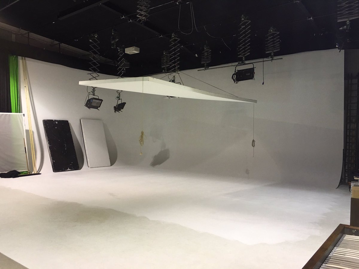 JW_Photography_'s tweet photo. Going, going, gone! .. Sunday #setlife eh! #whiteinfinitycove #ManchesterHireStudio #BigShedStudio https://t.co/6qMBZ9Okn1