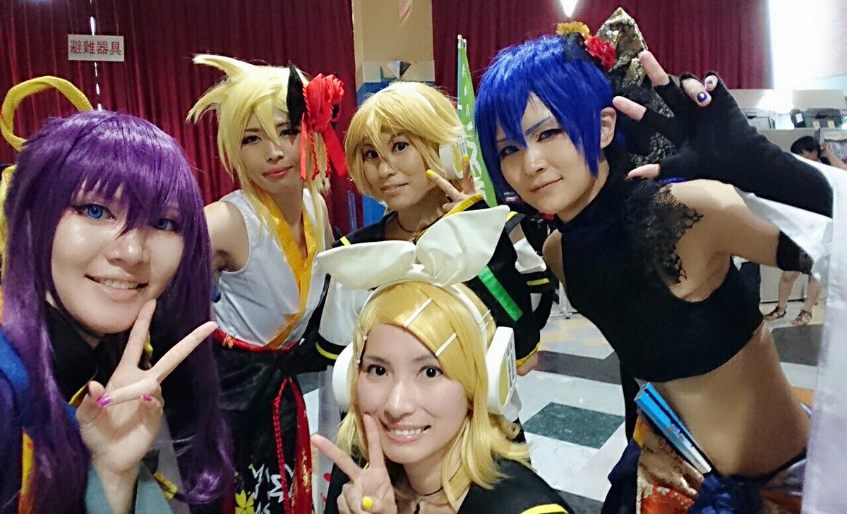 izumi_mikado's tweet photo. コスプレイメイトフェスティバル②

うさみけパイセンと！歌もダンスもキレがあって可愛いらしくて素敵でした！また8/21のCCCでお会い出来るのが今から楽しみです♪
桜梅桃李さん！刀抜くたびに女子の歓声を一身に浴びていた刀剣男子達´` https://t.co/7DYSOJUB52