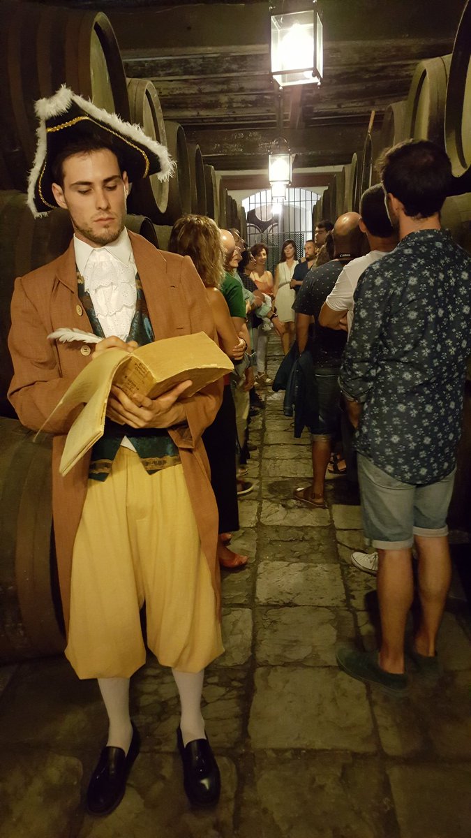 PortalesPerez_'s tweet photo. Fantástica visita teatralizada disfrutamos anoche!! @ProSanlucar @AETCadiz @areyes_sanlucar @sanldesc @cnoroestetv https://t.co/WBMiBUTZC9