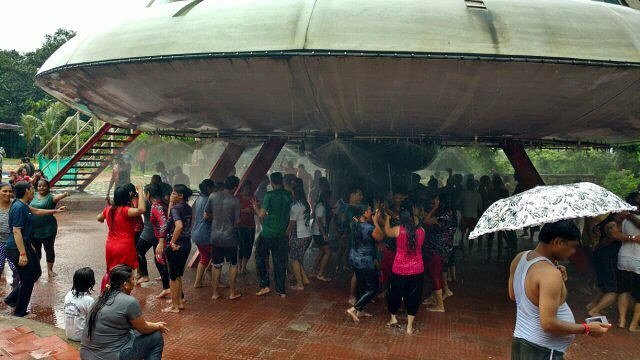 Greatescapepark's tweet photo. Barish mein rain dance live from the park #MastiFull https://t.co/LWg8sFIf2m