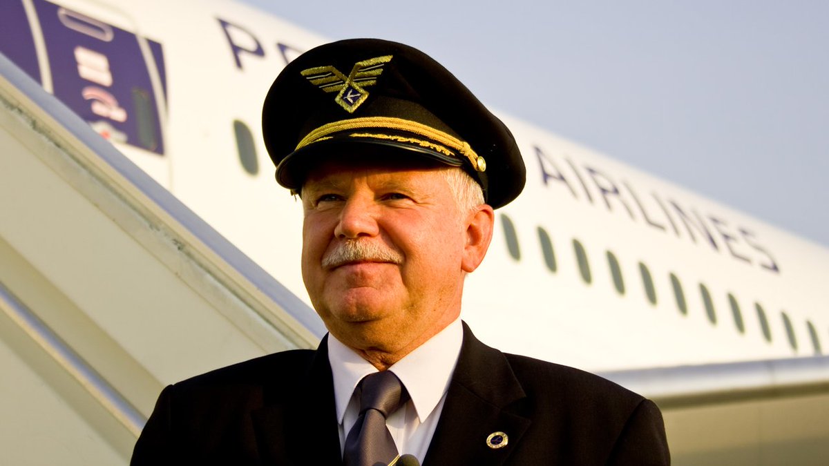 agencja_KAI's tweet photo. Pilot Ojca Świętego: kpt. Jerzy Makula - wielokrotny mistrz świata w akrobacji szybowcowej :) #ShepherdOne #LOT https://t.co/RQtMmqNXst