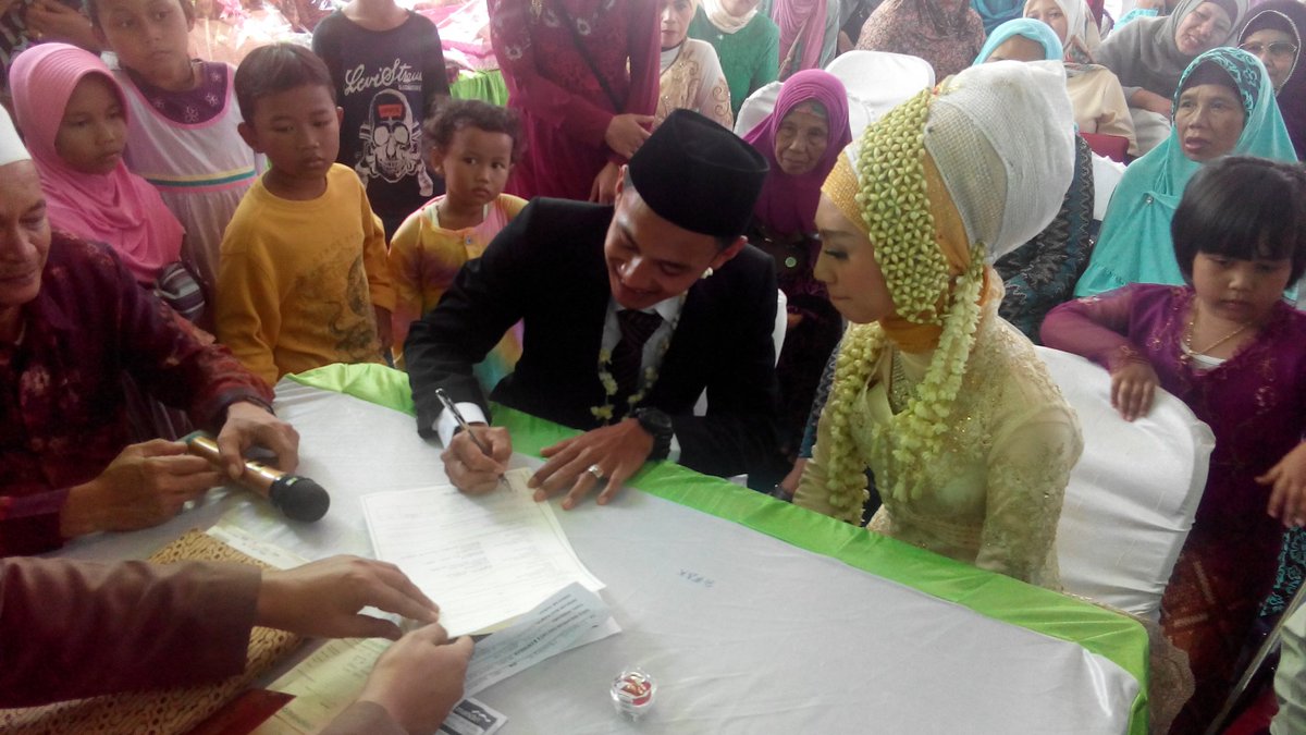 andreas_danton's tweet photo. Menyaksikan akad nikah ponakan https://t.co/JhLkMQwnsl