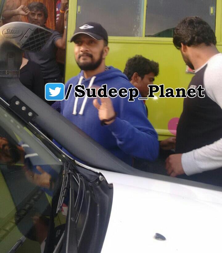 Sudeep_Planet's tweet photo. Stylish Star @KicchaSudeep 's exclusive pic from the sets #hebbuli
#ShootingInProcess #ComingSoon https://t.co/2853xBRKSn