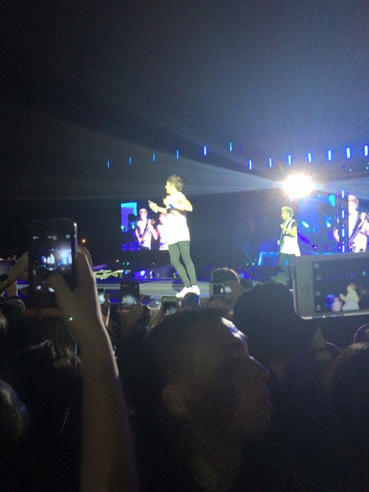 ariellecalma's tweet photo. #OTRAThrowback Manila day 1. First concert without Zayn. π @xxcygxx Missing them! https://t.co/ohIMkgKiW7
