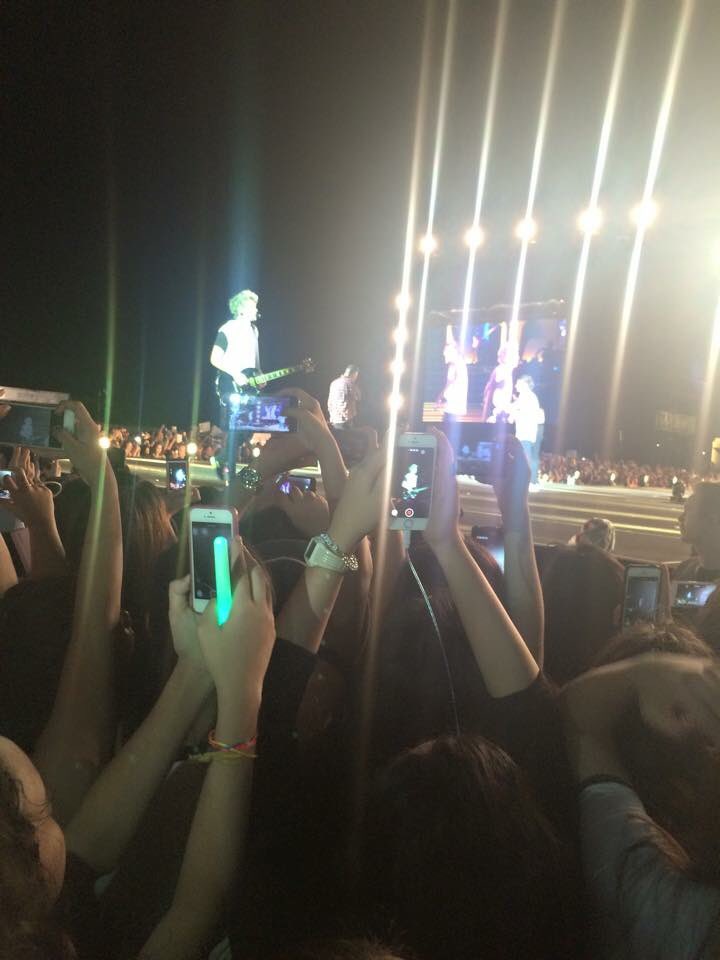 ariellecalma's tweet photo. #OTRAThrowback Manila day 1. First concert without Zayn. π @xxcygxx Missing them! https://t.co/ohIMkgKiW7