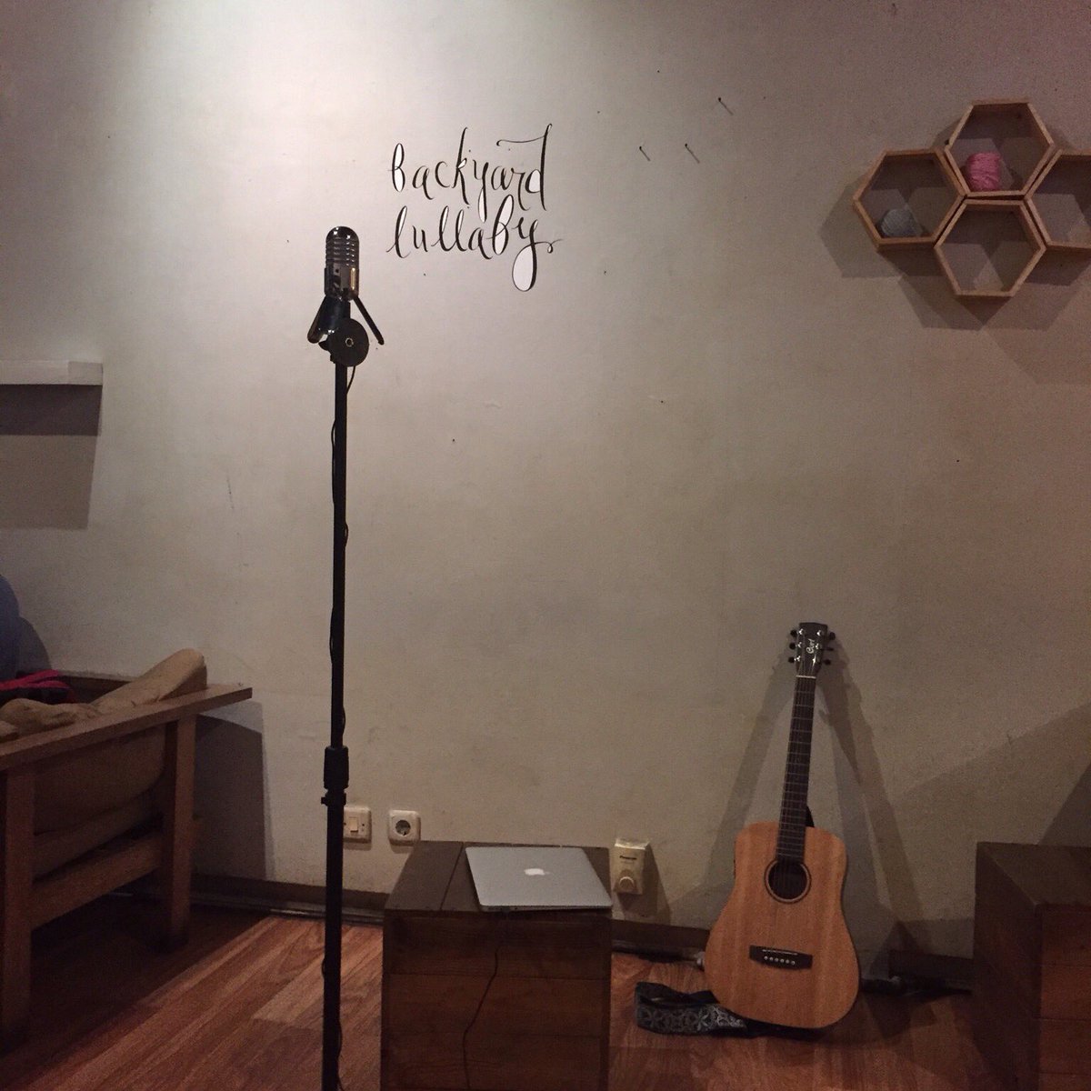 backyardlullaby's tweet image. Halo semua! Yuk yang selo bisa mampir sekarang ke @awor_coffee! Kita bakal perform jam 7 nih hehe