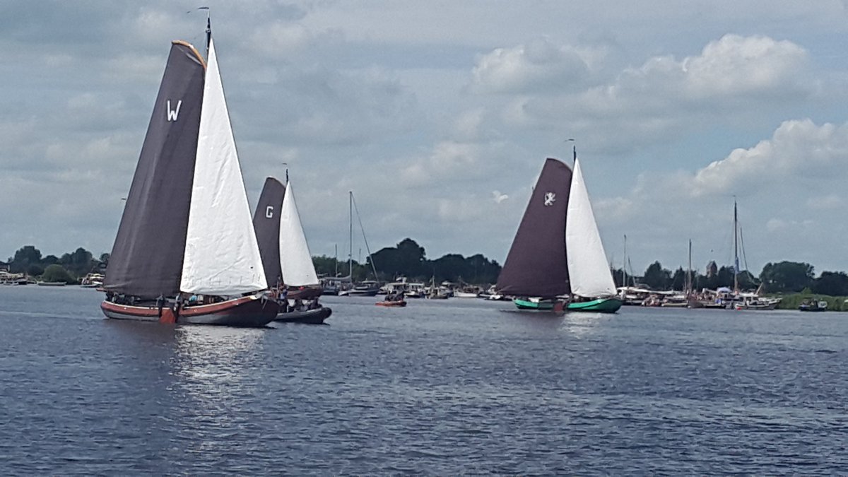 JCIFriesland's tweet photo. Genoten bij eerste wedstrijd van #sks #skutsjesilen gister in #Grou met leden van kamers van @JCINederland https://t.co/EMZUKlsx2a