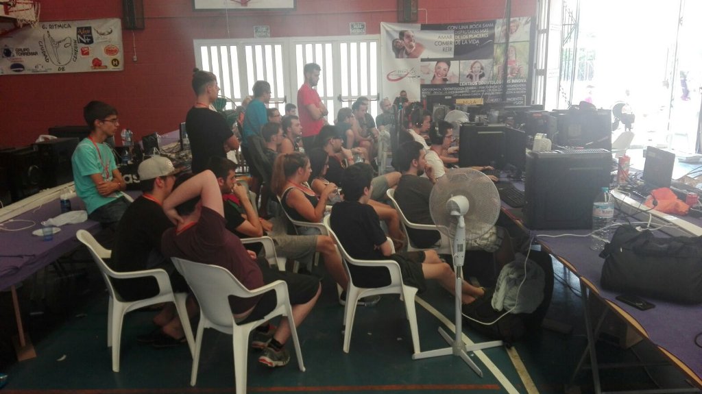 TrainingGamers's tweet photo. Publico viendo el @UCAMeSports vs @MyrtiaGamesBar en la #BLP2016 @begaslanparty
#celebraciones en @elPortndelaCond https://t.co/xiefeYledd