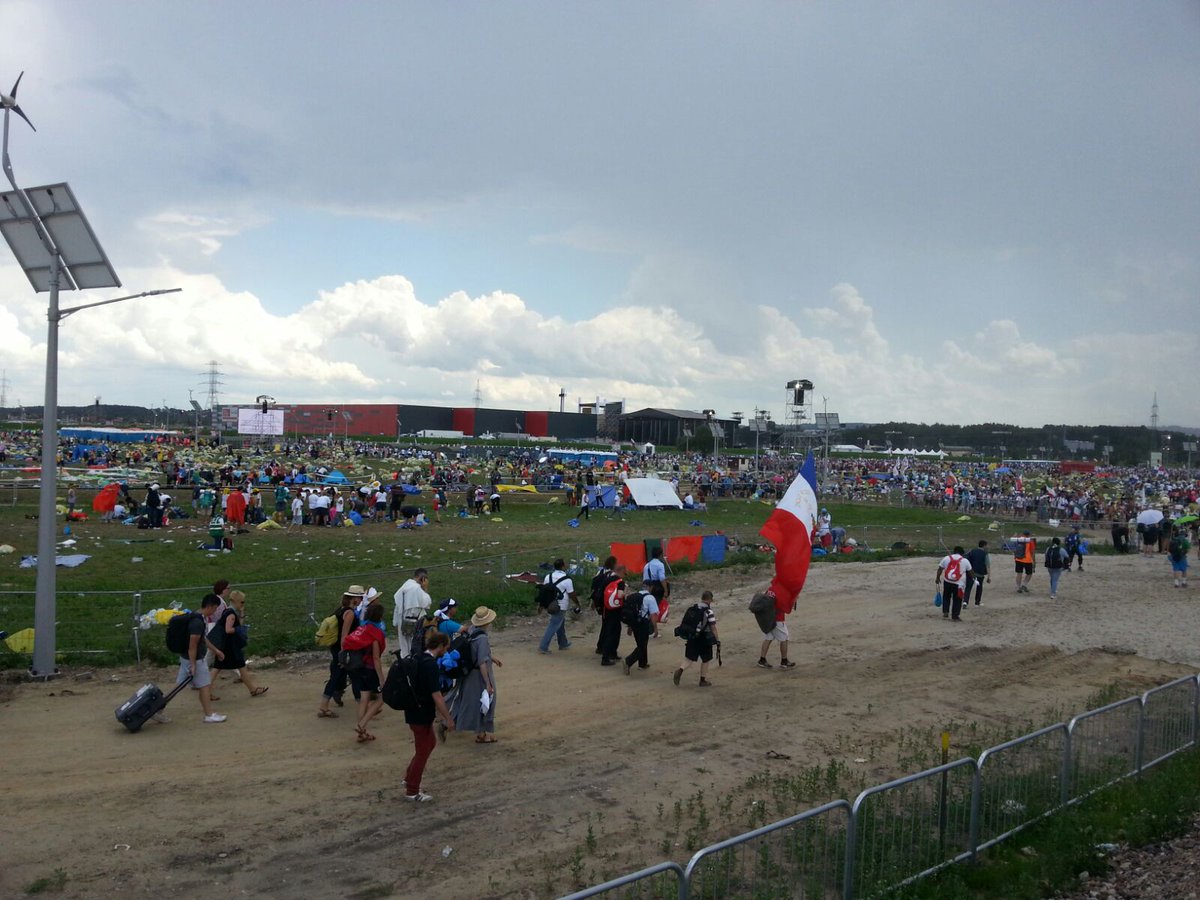 agensir's tweet photo. Il Campus Misericordiae si svuota. Si riparte. Appuntamento a Panama nel 2019 #GMG2016 #Krakow2016 https://t.co/TNC6ZCpxsJ