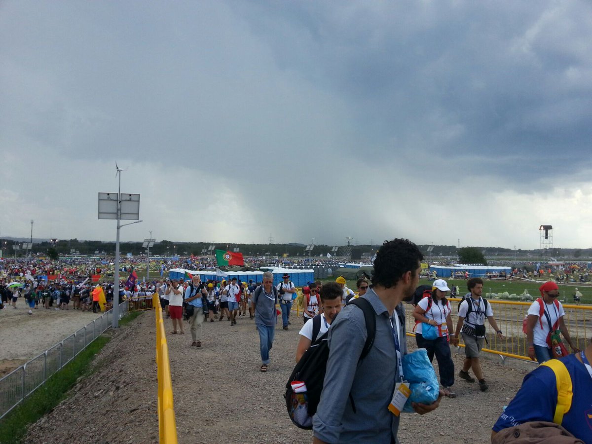 agensir's tweet photo. Il Campus Misericordiae si svuota. Si riparte. Appuntamento a Panama nel 2019 #GMG2016 #Krakow2016 https://t.co/TNC6ZCpxsJ