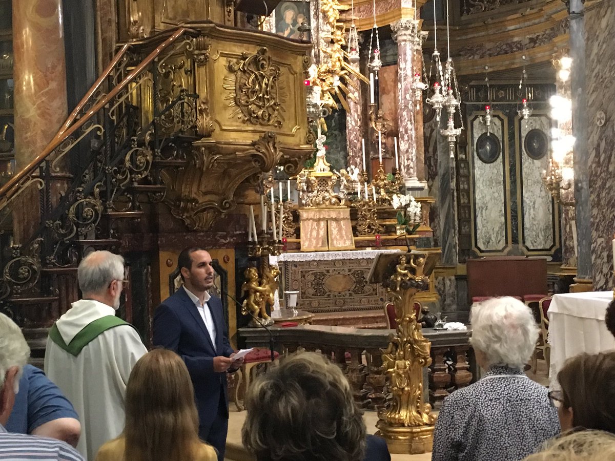 mtmartinengo's tweet photo. #islamiciinchiesa Per la prima volta nella storia al santuario Consolata lungo applauso dei fedeli a un musulmano https://t.co/ZhIDBLH8nM