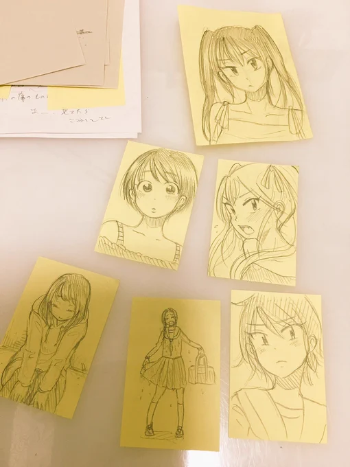 付箋女子追加。つり目っ娘楽し〜い。この限られたスペースに絵描くのが楽しくて気づけばトレース台の4分の1を占めている…。 