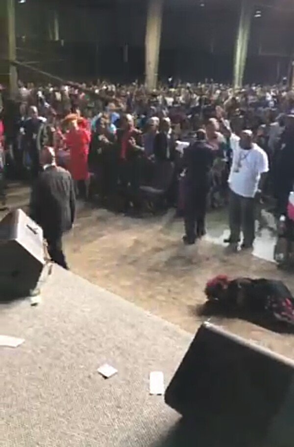 susanm39's tweet photo. Wowwww look at my God souls being saved and set free my God Your so AMAZING @prophetcarn #THEVISITATION2016 https://t.co/kHhLjXm1py