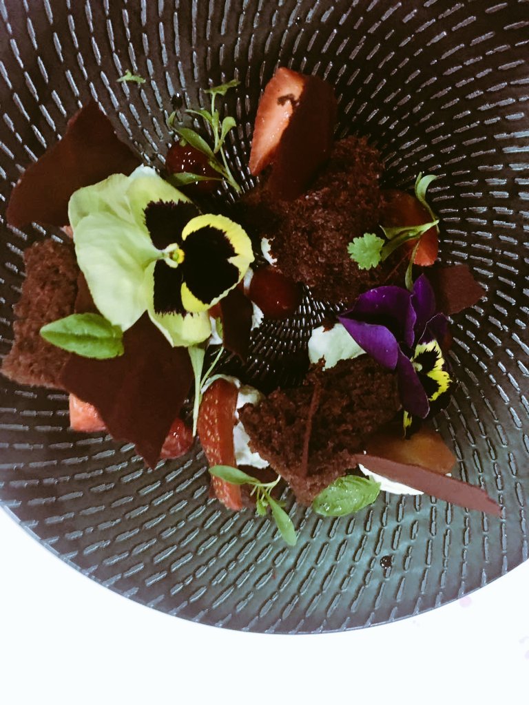 TheMaslowHotel's tweet photo. He makes it look so easy! Gourmet &amp; healthy, Chef Adrian wraps up his cooking class @goodfoodSA. #EatWellLiveWell https://t.co/pBElZjj42D