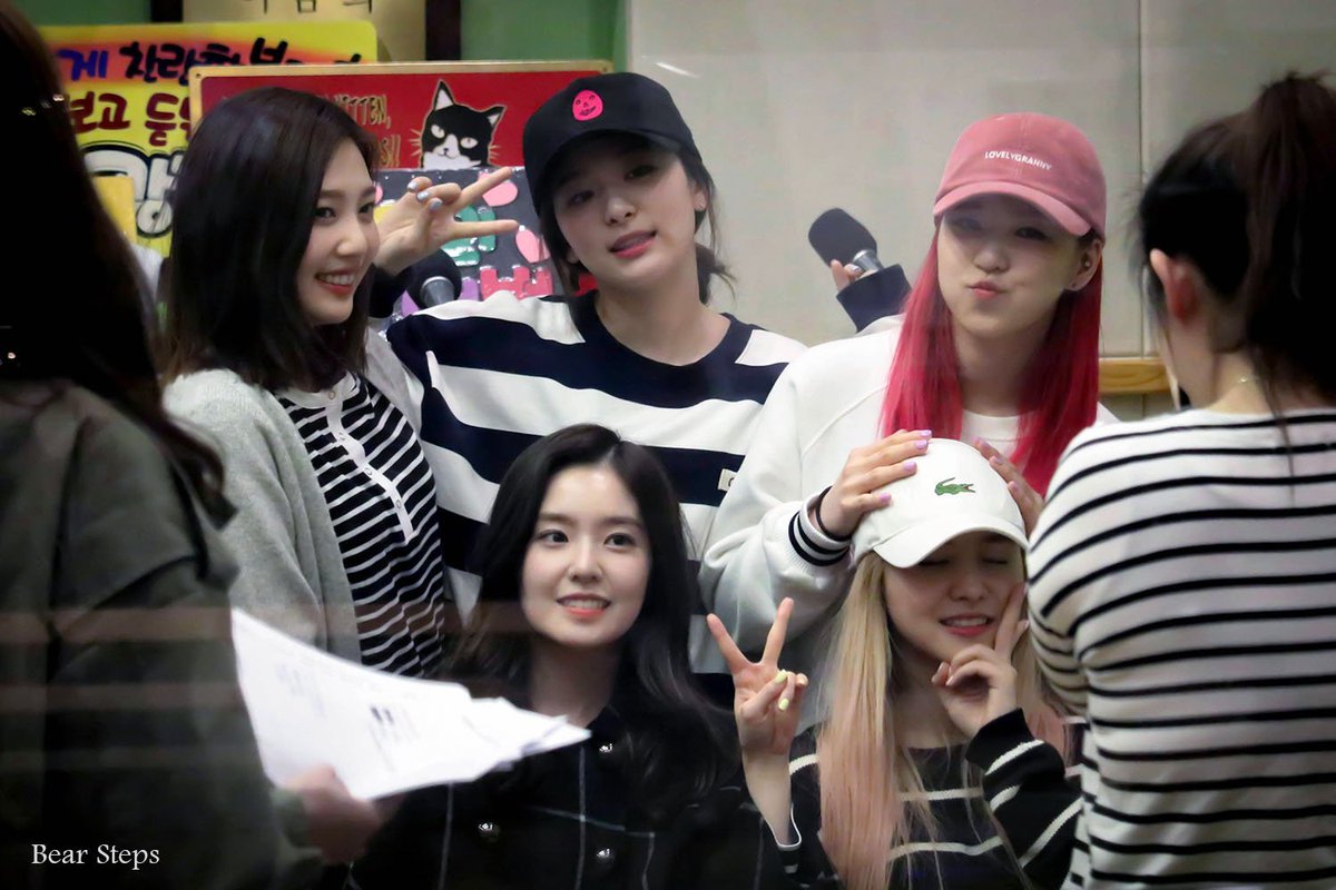 bear_steps's tweet photo. 레드벨벳 데뷔2주년 축하해요😁🙌🎉🎉🎉🎉🎉
💗💛💙💚💜
#레드벨벳2주년 
#2YearsWithRedVelvet 
https://t.co/DHb5liiArB https://t.co/d6VJf7e0Ry